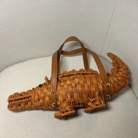 Tommy Bahama Tan Woven crocodile Handbag. Don’t worry it won’t bite 🐊 - Picture 6 of 10